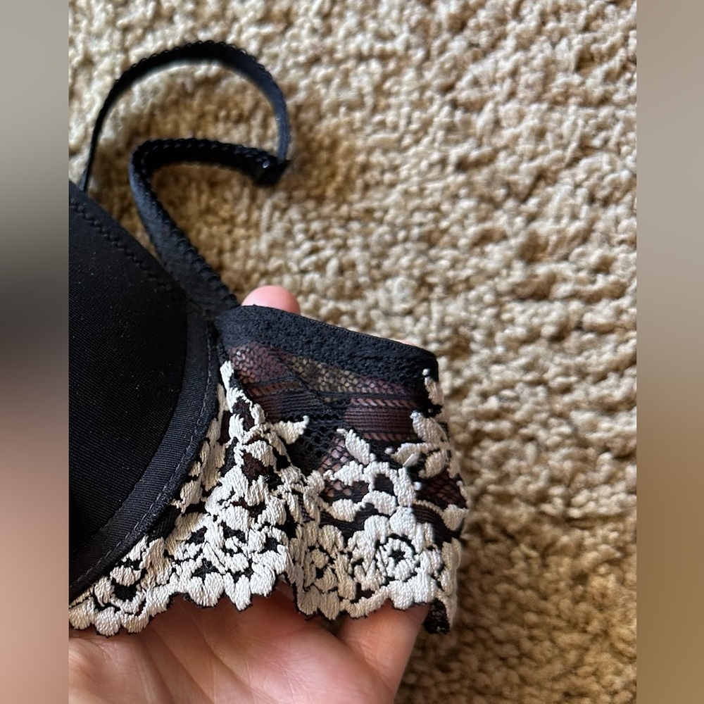 Pristine Wacoal Black Beautiful Sexy Bra with Ivory Floral Lace On Strap - Picture 4 of 7